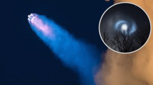 Spektakularny lot rakiety Elona Muska na wieczornym niebie
