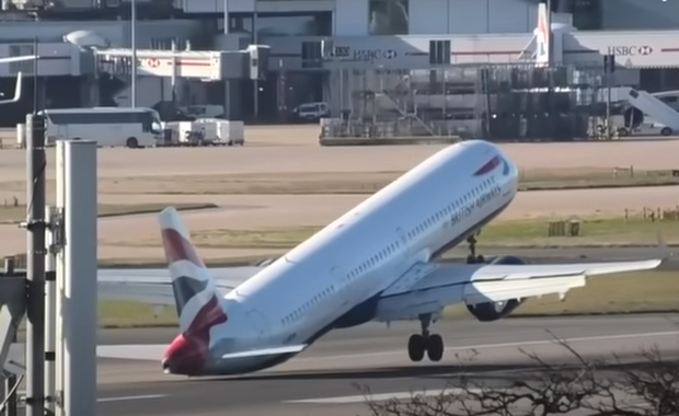 Spektakularny manewr pilota. Zobacz mrożący krew w żyłach film