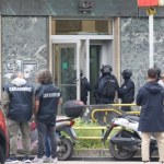 Spektakularny napad na bank. 25 zakładników, ucieczka tunelem kanalizacji