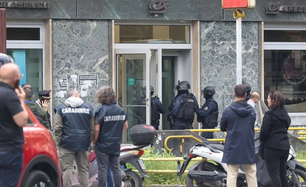 Spektakularny napad na bank. 25 zakładników, ucieczka tunelem kanalizacji
