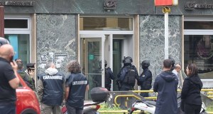 Spektakularny napad na bank. 25 zakładników, ucieczka tunelem kanalizacji