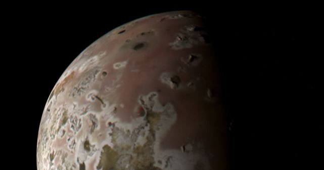 Spektakularny widok Io na zdjęciu z sondy Juno. /NASA/JPL-Caltech/SwRI/MSSS/Kevin M. Gill /materiał zewnętrzny