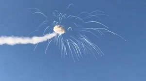 Spektakularny wybuch rakiety na niebie. Mogła zabić wielu ludzi