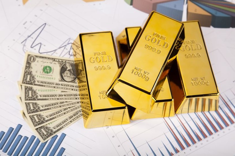 Spekulacje, że Fed będzie łagodził politykę pieniężną i coraz bardziej taniejący dolar wzmacniają notowania złota. /123RF/PICSEL