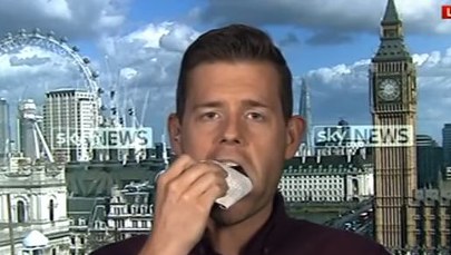 Spełnił obietnicę, zjadł na "wizji" własną książkę