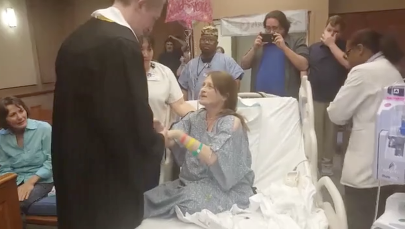 Spełniło się życzenie umierającej matki. Zobaczyła, jak syn odbiera dyplom