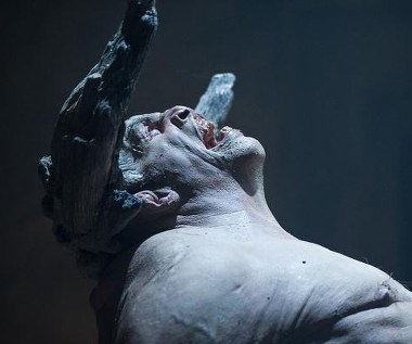 Spencer Wilding w scenie z filmu "Gniew tytanów"