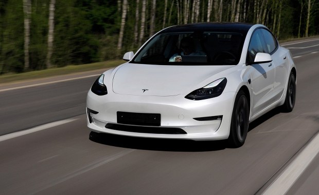 Śpiący mężczyzna prowadził Teslę. Policja przez 15 minut próbowała go zatrzymać