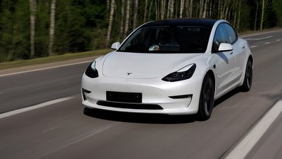 Śpiący mężczyzna prowadził Teslę. Policja przez 15 minut próbowała go zatrzymać