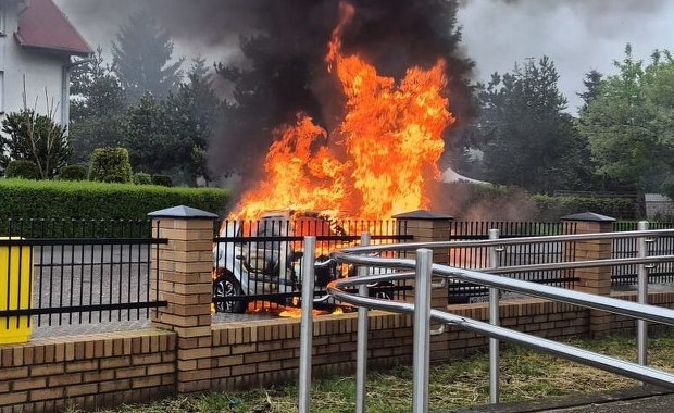 Śpiący mężczyzna za kierownicą. Samochód stanął w ogniu