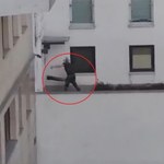 "Spiderman"-włamywacz w rękach policjantów. Zwisał głową w dół z sufitu