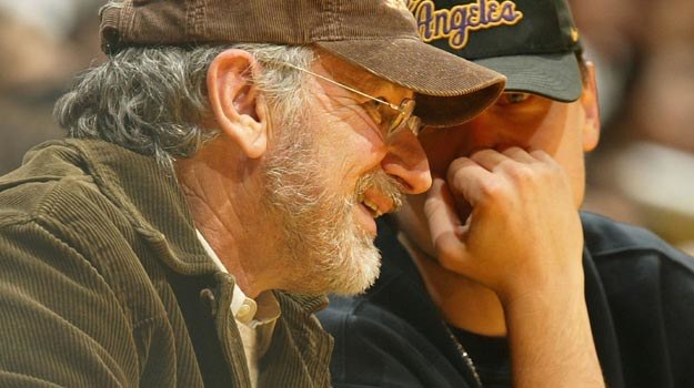 Spielberg i DiCaprio plotkują podczas meczu Lakersów - fot. Harry How /Getty Images/Flash Press Media