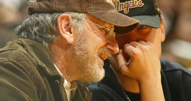 Spielberg i DiCaprio plotkują podczas meczu Lakersów - fot. Harry How /Getty Images/Flash Press Media