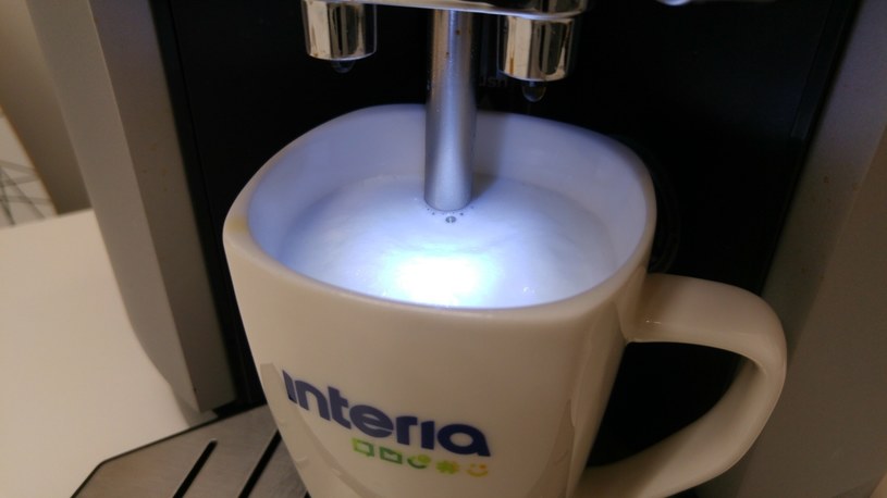 Spienianie i podgrzewanie mleka za pomocą wysuwanej dyszy wygląda "bajerancko" /LG G4 /INTERIA.PL
