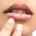 Spierzchnięte usta latem - skąd się bierze ten problem?