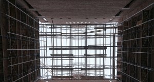 "Śpiew i taniec na kościach". Rosjanie odbudowali teatr w Mariupolu