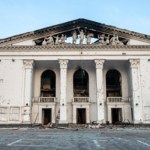 "Śpiew i taniec na kościach". Rosjanie odbudowali teatr w Mariupolu