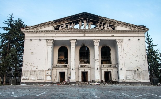 "Śpiew i taniec na kościach". Rosjanie odbudowali teatr w Mariupolu