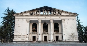 "Śpiew i taniec na kościach". Rosjanie odbudowali teatr w Mariupolu