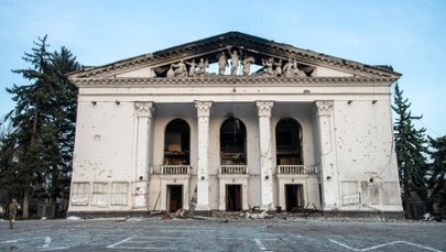 "Śpiew i taniec na kościach". Rosjanie odbudowali teatr w Mariupolu