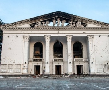 "Śpiew i taniec na kościach". Rosjanie odbudowali teatr w Mariupolu