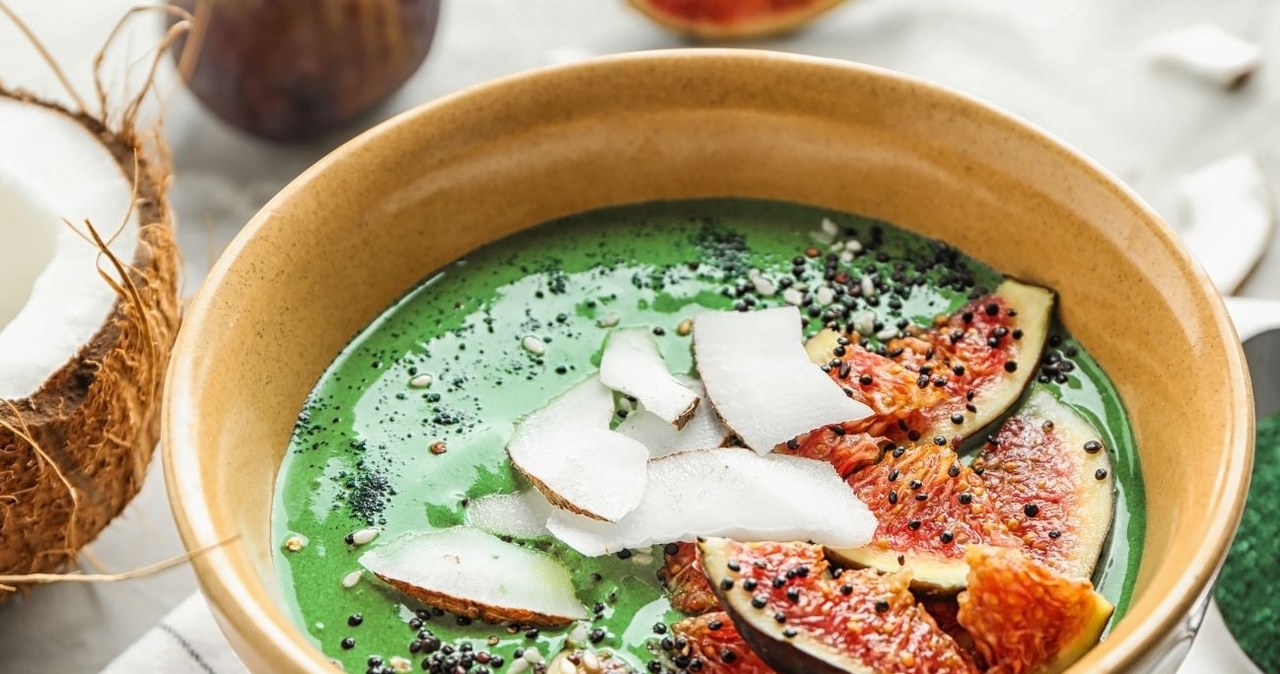 Spirulina dodawana do posiłków (na przykład jogurtu, musli czy owsianki) może nadać im charakterystycznego, zielonego koloru. /pixelshot /Canva Pro
