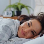 kołdra Śpisz, trzymając kołdrę w ten sposób? Naukowcy wiedzą, co to oznacza