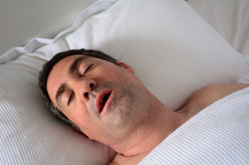 Śpisz z otwartą buzią? To może być objaw alergii wziewnej /123RF/PICSEL