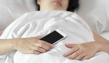Śpisz ze smartfonem przy łóżku? Zmień ten nawyk, a twój sen się poprawi