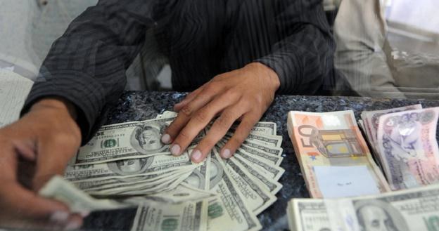 Spłacający kredyty w walutach mają problem /AFP