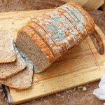 Spleśniały kawałek chleba wystarczy odkroić? Oto najważniejsze mity o przechowywaniu żywności
