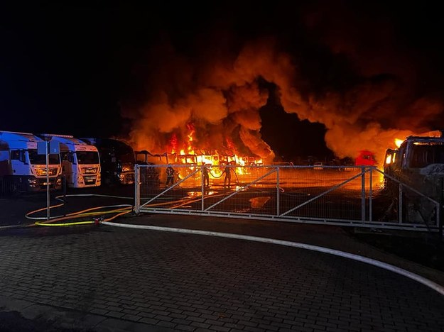 Spłonęło 16 ciężarówek /OSP-Osiecznica /Facebook