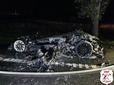 00098NUYL4RIB3H4-C307 Spłonęło BMW i8. I strażacy mają problem