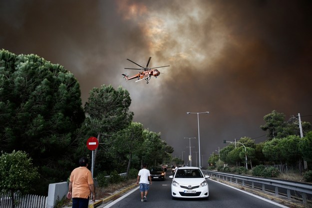 Spłonęło około 100 domów i 200 samochodów /ALEXANDROS VLACHOS /PAP/EPA