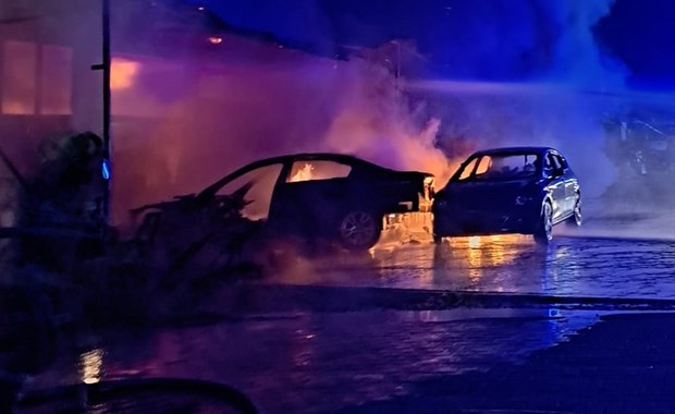Spłonęło siedem samochodów. Pożar warsztatu koło Kielc