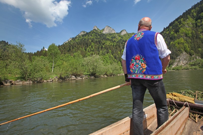 Spływ Dunajcem to popularna atrakcja nie tylko dla polskich, ale też zagranicznych turystów. W sezonie ciągną tu prawdziwe tłumy /Marcin Makowski /Agencja FORUM