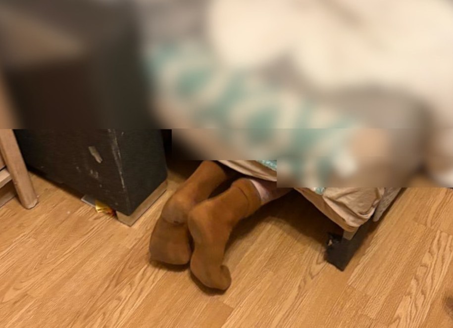 Spod łóżka wystawały tylko nogi /KRP IV - Bemowo, Wola /