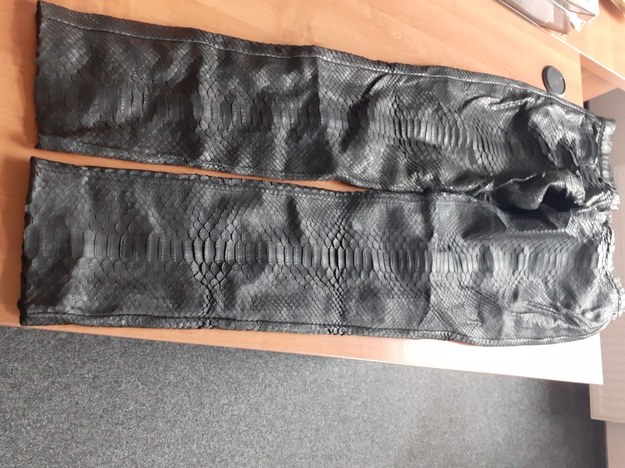 Spodnie ze skór pytona wysłano z Indonezji /Źródło: Izba Administracji Skarbowej w Szczecinie /Materiały prasowe