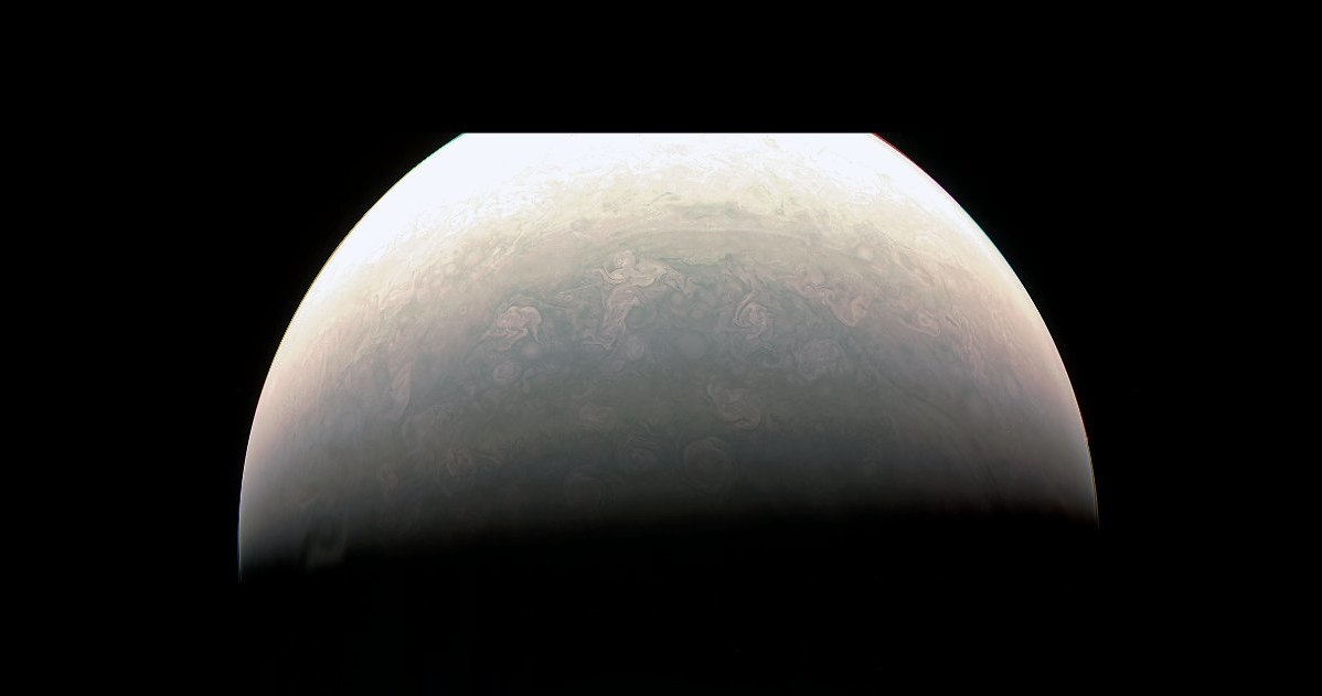 Spojrzenie na obszar polarny Jowisza z odległości 78 tysięcy km /NASA