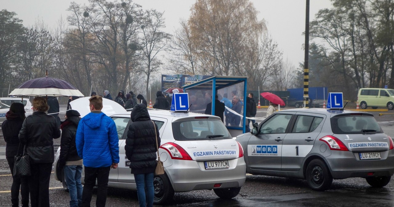 Spojrzenie na to, co jest niebezpiecznym zachowaniem na drodze zmienia się po ukończeniu kursu na prawo jazdy /Piotr Kamionka /Reporter