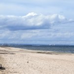 Spokojna plaża 30 minut od centrum Gdańska. Znajdziesz na niej bursztyny 