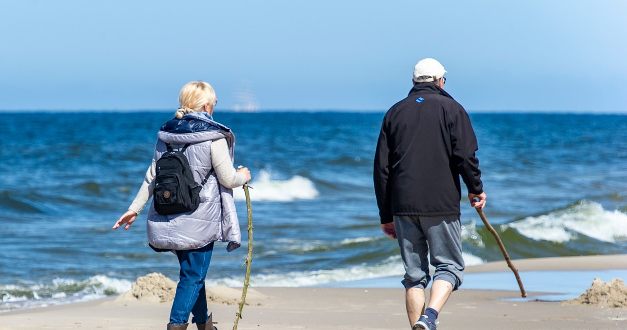 Spokojną plażę w Sztutowie uwielbiają między innymi seniorzy. /East News