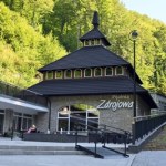 Spokojne uzdrowisko z czystym powietrzem. Turyści rzadko je wybierają, a szkoda