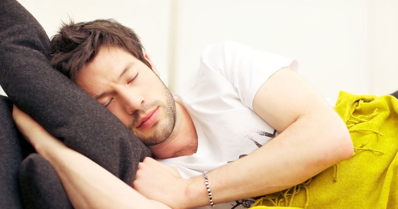 Spokojny sen jest niezwykle ważny. Warto dołożyć wszelkich starań, żeby dobrze wypocząć. /123RF/PICSEL