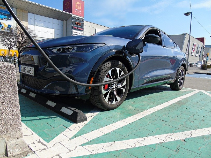 Spółka Ford Motor i południowokoreańskiej SK On wybuduje w USA fabryki baterii do samochodów elektrycznych. Na zdj. Ford Mustang Mach-E w Warszawie /INTERIA.PL