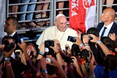 Spontaniczne i pełne radości spotkanie papieża z wolontariuszami 