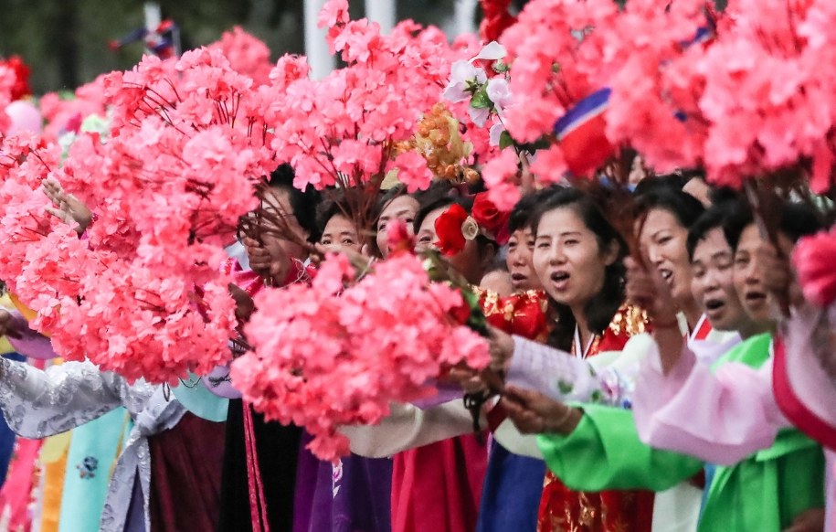 "Spontaniczne" powitanie obu przywódców /PYONGYANG PRESS CORPS / POOL /PAP/EPA