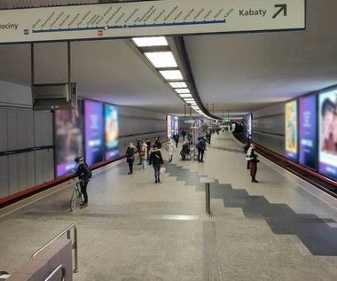 Spór o reklamy w warszawskim metrze. Umowa "zamrożona", sprawa skończy się w sądzie? 