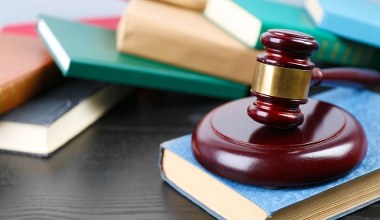 Spór o rodzinne darowizny bez podatku. Fiskus i sąd są innego zdania