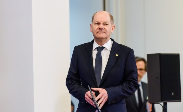 Spór o samochody spalinowe. Morawiecki spotka się z Scholzem